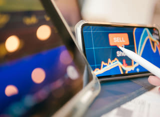 Analytik skúmajúci opcie na Bitcoin, Ethereum a forexových trhoch